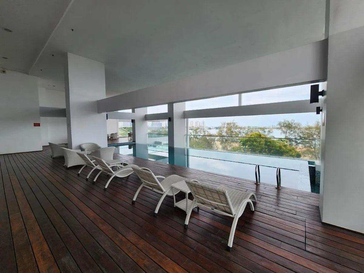 Sunrise Gurney Executive Premium Large Suite George Town Apartment